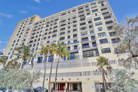 Condo in Hollywood, Florida, 1 bedroom  № 1702593 - photo 21