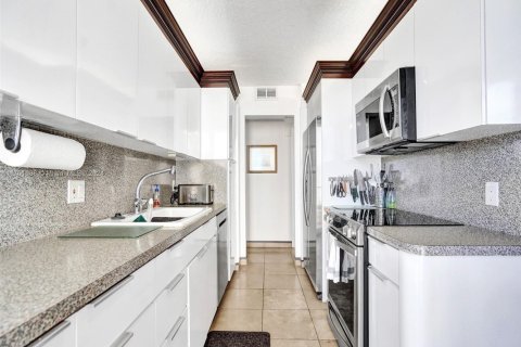 Condo in Hollywood, Florida, 1 bedroom  № 1702593 - photo 13
