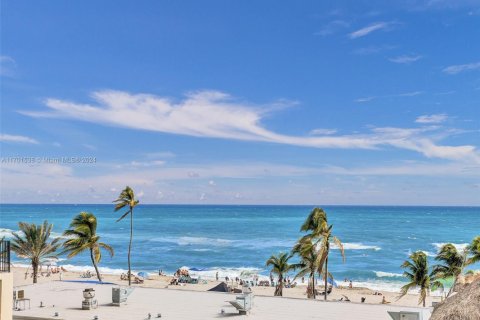 Condo in Hollywood, Florida, 1 bedroom  № 1702593 - photo 2