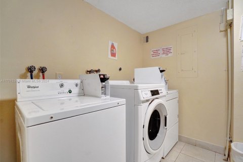 Condo in Hollywood, Florida, 1 bedroom  № 1702593 - photo 25