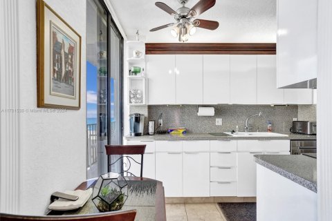 Condo in Hollywood, Florida, 1 bedroom  № 1702593 - photo 15