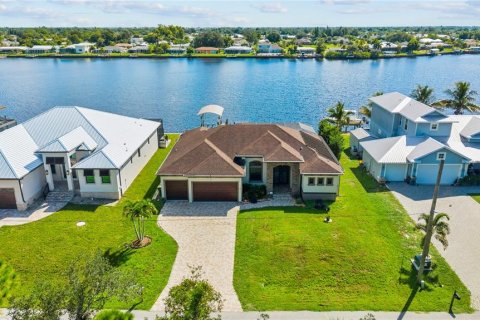 Casa en Port Charlotte, Florida 3 dormitorios, 195.84 m2 № 2360655