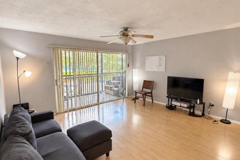 Condo in Tampa, Florida, 2 bedrooms  № 2385871 - photo 2