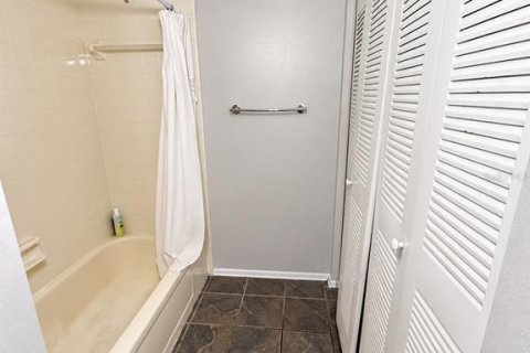 Condo in Tampa, Florida, 2 bedrooms  № 2385871 - photo 18