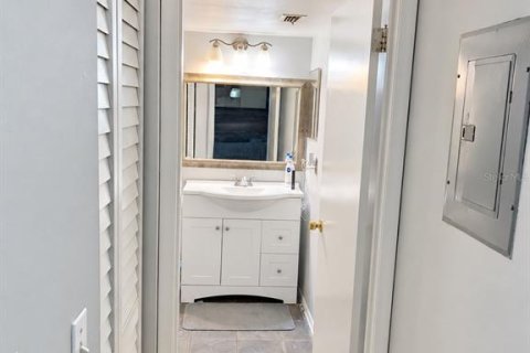 Condo in Tampa, Florida, 2 bedrooms  № 2385871 - photo 17