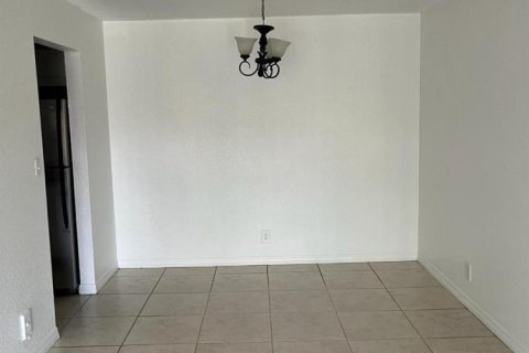 Condo in Lauderhill, Florida, 2 bedrooms № 2191456 - photo 2