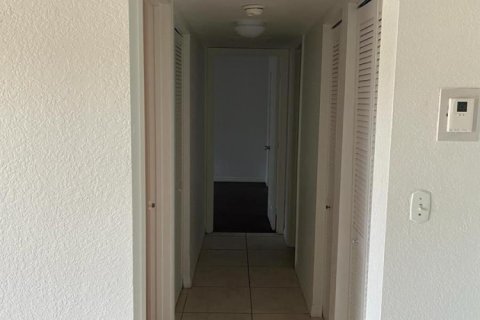 Condo in Lauderhill, Florida, 2 bedrooms № 2191456 - photo 4