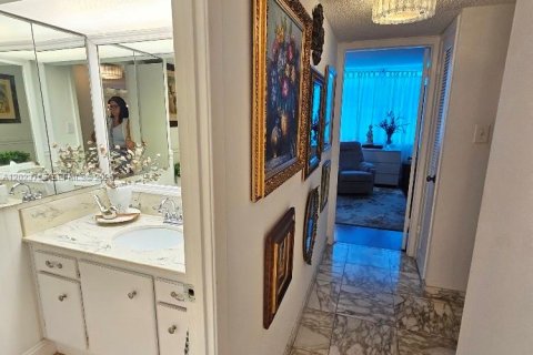 Condo in Aventura, Florida, 2 bedrooms № 2176108 - photo 25