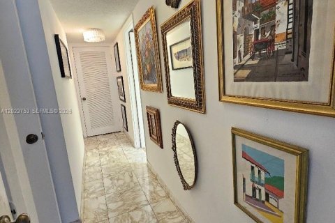 Condo in Aventura, Florida, 2 bedrooms № 2176108 - photo 23