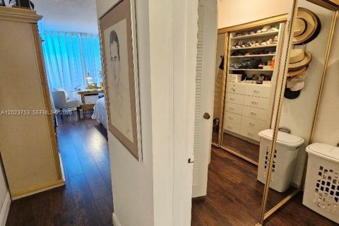 Condo in Aventura, Florida, 2 bedrooms № 2176108 - photo 29
