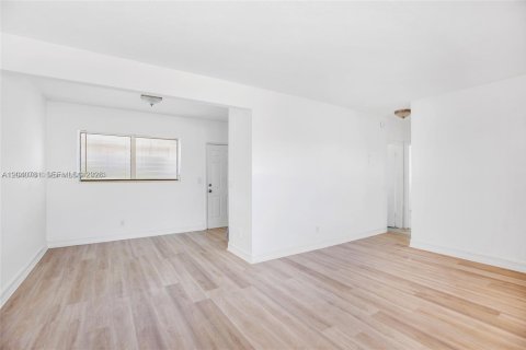 House in Miami Beach, Florida 1 bedroom, 66.43 sq.m. № 2088120 - photo 8