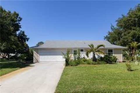 House in Vero Beach, Florida 3 bedrooms, 165.09 sq.m. № 2082078 - photo 2