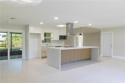 House in Vero Beach, Florida 3 bedrooms, 165.09 sq.m. № 2082078 - photo 14