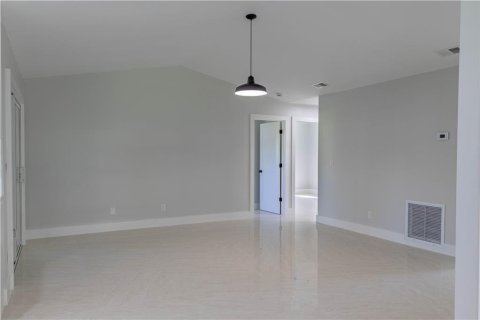 House in Vero Beach, Florida 3 bedrooms, 165.09 sq.m. № 2082078 - photo 18