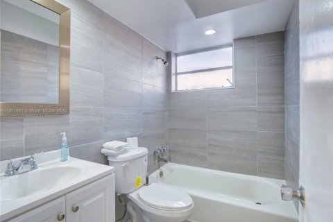 Casa en venta en Miami, Florida, 3 dormitorios, 149.29 m2 № 2018645 - foto 12