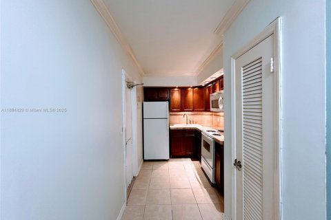 Condo in Fort Lauderdale, Florida, 1 bedroom  № 2014150 - photo 4