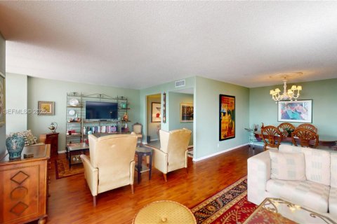 Condominio en venta en Hallandale Beach, Florida, 2 dormitorios, 130.06 m2 № 2036304 - foto 11