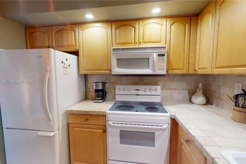 Condominio en venta en Hallandale Beach, Florida, 2 dormitorios, 130.06 m2 № 2036304 - foto 16