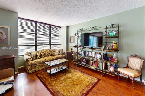 Condominio en venta en Hallandale Beach, Florida, 2 dormitorios, 130.06 m2 № 2036304 - foto 12