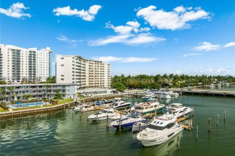 Copropriété à louer à North Bay Village, Floride: 1 chambre, 60.94 m2 № 2389662 - photo 2