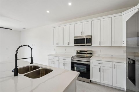 Commercial property in Lehigh Acres, Florida 6 bedrooms, 222.97 sq.m. № 2113558 - photo 7