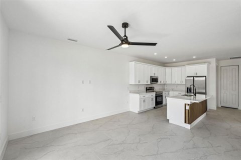 Commercial property in Lehigh Acres, Florida 6 bedrooms, 222.97 sq.m. № 2113558 - photo 15