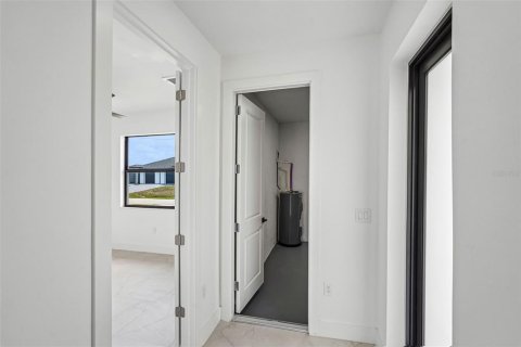 Commercial property in Lehigh Acres, Florida 6 bedrooms, 222.97 sq.m. № 2113558 - photo 4