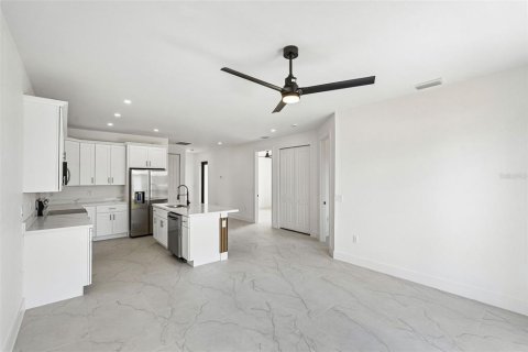 Commercial property in Lehigh Acres, Florida 6 bedrooms, 222.97 sq.m. № 2113558 - photo 17