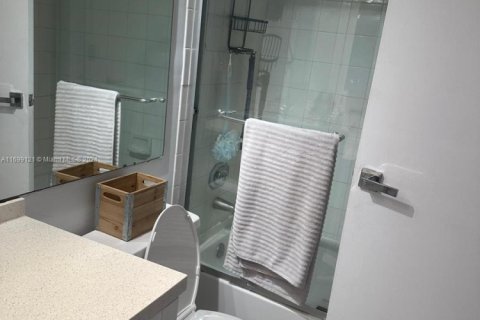 Condo in North Bay Village, Florida, 2 bedrooms  № 1936788 - photo 6