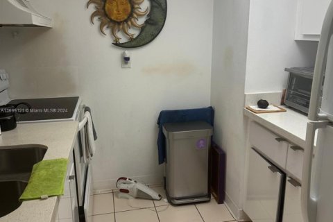 Condo in North Bay Village, Florida, 2 bedrooms  № 1936788 - photo 7