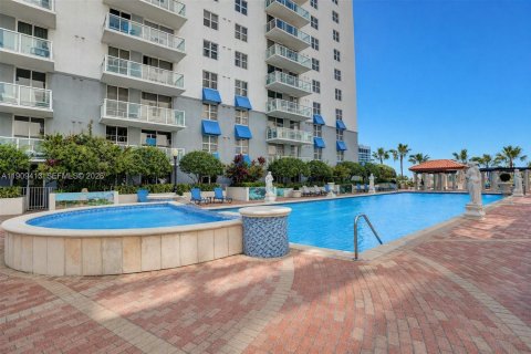 Condo in Miami, Florida, 2 bedrooms  № 2072017 - photo 2