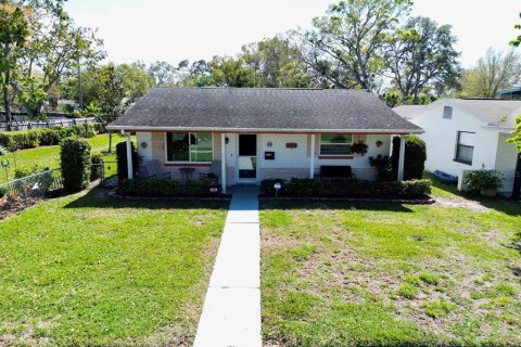 House in Saint Petersburg, Florida 2 bedrooms, 101.08 sq.m. № 1719723 - photo 1