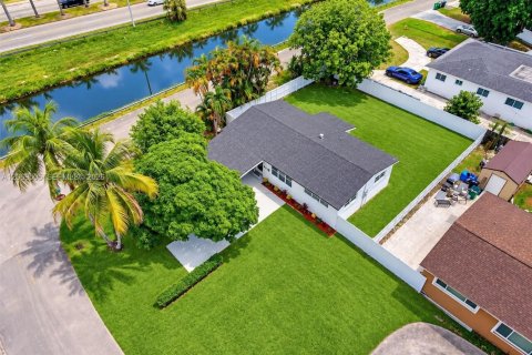 Villa ou maison à vendre à Miami, Floride: 3 chambres, 115.94 m2 № 2315946 - photo 3