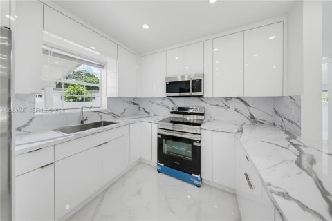 Villa ou maison à vendre à Miami, Floride: 3 chambres, 115.94 m2 № 2315946 - photo 12