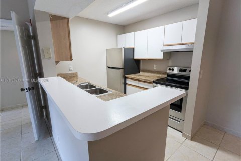 Copropriété à louer à Pompano Beach, Floride: 2 chambres, 98.2 m2 № 1967596 - photo 2