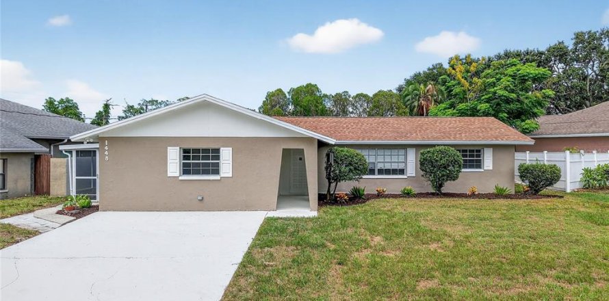House in Tarpon Springs, Florida 4 bedrooms, 215.53 sq.m. № 1898839