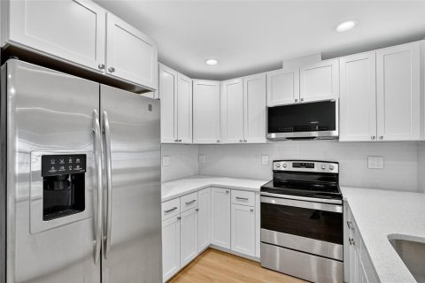 House in Tarpon Springs, Florida 4 bedrooms, 215.53 sq.m. № 1898839 - photo 4