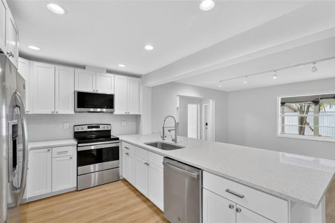 House in Tarpon Springs, Florida 4 bedrooms, 215.53 sq.m. № 1898839 - photo 6
