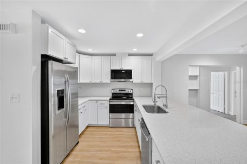 House in Tarpon Springs, Florida 4 bedrooms, 215.53 sq.m. № 1898839 - photo 5
