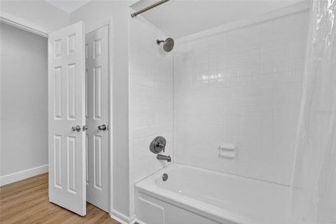 House in Tarpon Springs, Florida 4 bedrooms, 215.53 sq.m. № 1898839 - photo 21