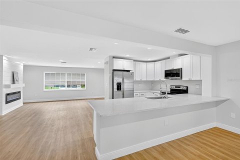 House in Tarpon Springs, Florida 4 bedrooms, 215.53 sq.m. № 1898839 - photo 7