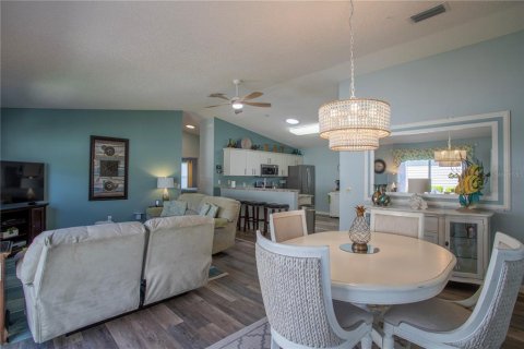 House in The Villages, Florida 2 bedrooms, 107.77 sq.m. № 2214771 - photo 3