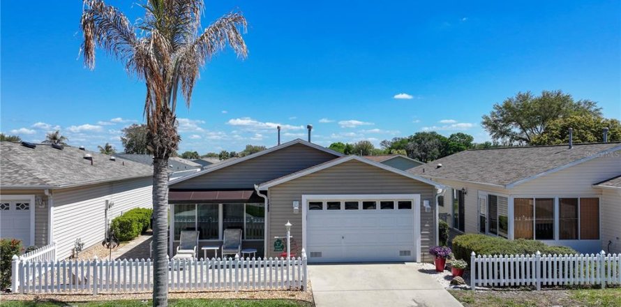 House in The Villages, Florida 2 bedrooms, 107.77 sq.m. № 2214771