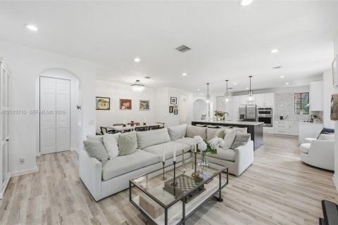Condo in Weston, Florida, 4 bedrooms № 2263191 - photo 12