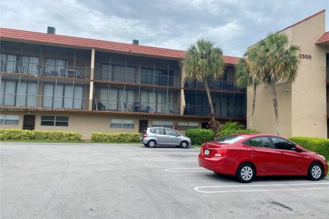 Copropriété à louer à Coral Springs, Floride: 2 chambres, 92.9 m2 № 1996577 - photo 1
