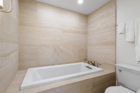 Condo in Palm Beach, Florida, 1 bedroom № 2158421 - photo 16