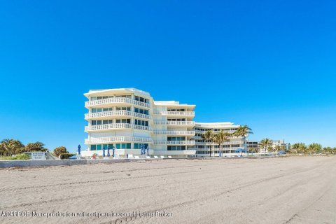 Condo in Palm Beach, Florida, 1 bedroom № 2158421 - photo 30