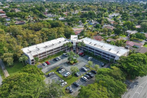 Condo in Coral Springs, Florida, 3 bedrooms № 2081638 - photo 19