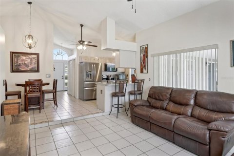 House in Deltona, Florida 3 bedrooms, 142.23 sq.m. № 2199726 - photo 3