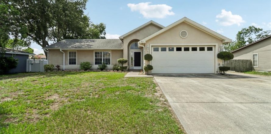 House in Deltona, Florida 3 bedrooms, 142.23 sq.m. № 2199726